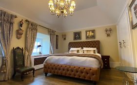 Clan Young Suite Apartment-Luxury Central Getaway!!